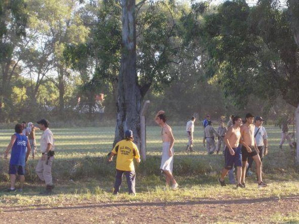 Serios incidentes entre la polic�a e hinchas de All Boys y Anguilense