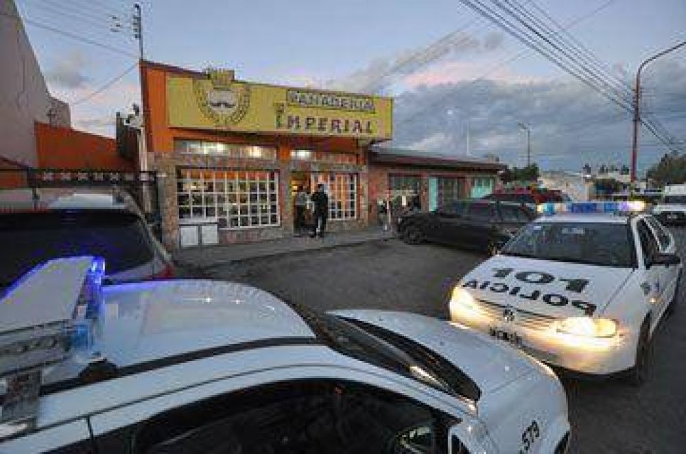 Dos sujetos ingresaron y robaron en una panader�a