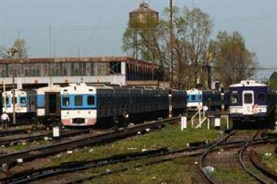 El tren Sarmiento y una l�nea del subte definen sumarse al paro general de Moyano