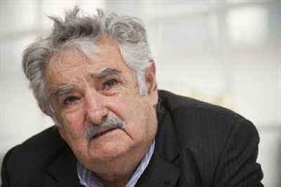 Mujica est� "como un pichicho atado a una cadena", dijo su esposa