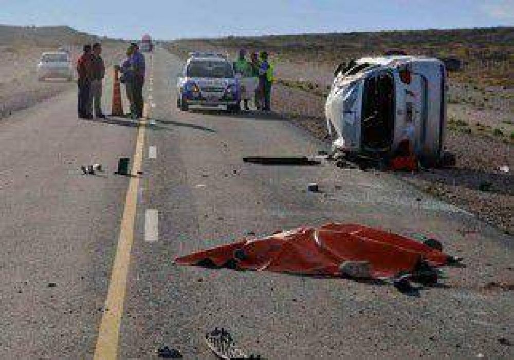 Un matrimonio muri� en un vuelco sobre la Ruta 22 