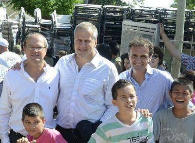 Katopodis y Perczyk entregaron 1300 mesas y sillas a escuelas