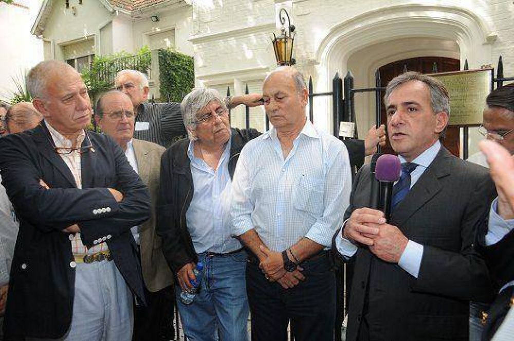 Homenaje por los 40 a�os del abrazo entre Per�n y Balb�n