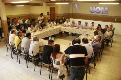 Los gremios afines al Gobierno defendieron las paritarias y hablan de "paro pol�tico" 