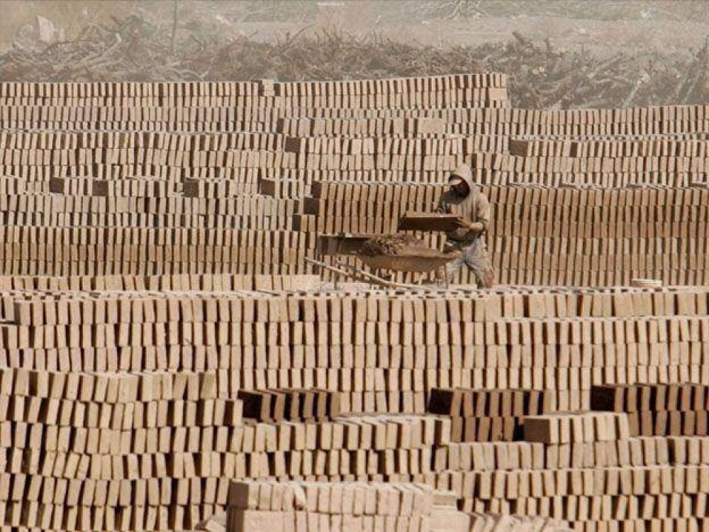 Alertan que el 25% de los chicos que van a la escuela en el Algarrobal trabajan en hornos de ladrillo 