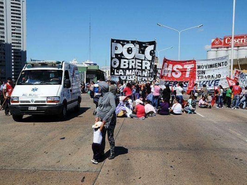 Arranc� el paro de los gremios opositores: marchan en Santa Rosa 