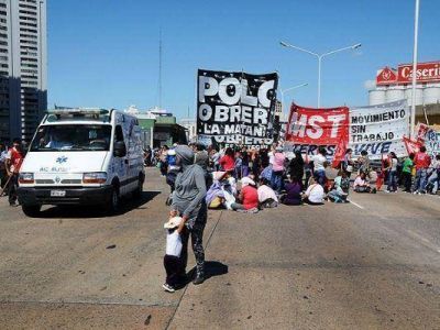 Arranc� el paro de los gremios opositores: marchan en Santa Rosa 