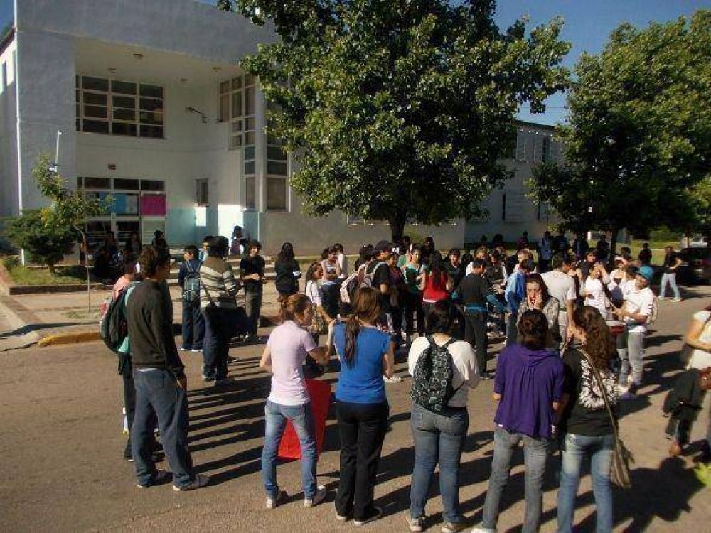 Agredieron a un alumno a cadenazos en colegio santarrose�o: sentada en reclamo de seguridad 