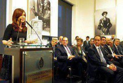 El gobernador Insfr�n y sus pares respaldaron el manejo estatal de Aerol�neas Argentinas