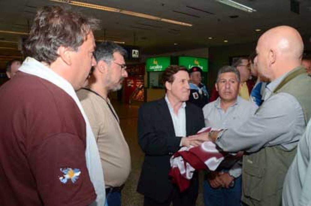 El Intendente de Lan�s recibi� a los Veteranos de guerra que viajaron a Malvinas