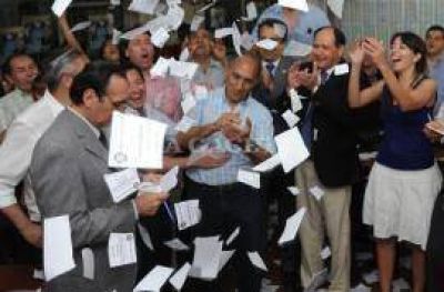 Los bolsones no funcionaron en el Colegio de Abogados: estrepitosa ca�da de la lista de Alperovich 
