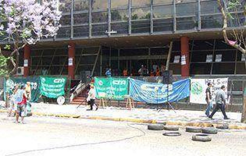 ECHEVERR�A: ATE planea movilizarse contra los despidos en el Hospital Santamarina