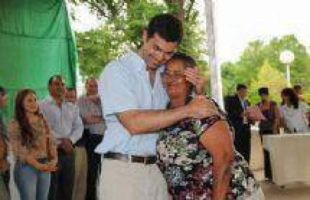 M�s de cien familias de General Ballivi�n recibieron las escrituras de sus terrenos