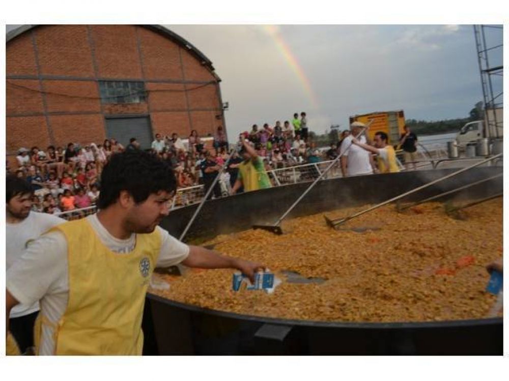 Con fin solidario, se hizo el arroz con pollo m�s grande del mundo