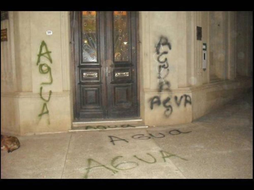 Los colonenses salieron a la calle a manifestarse por la falta de agua