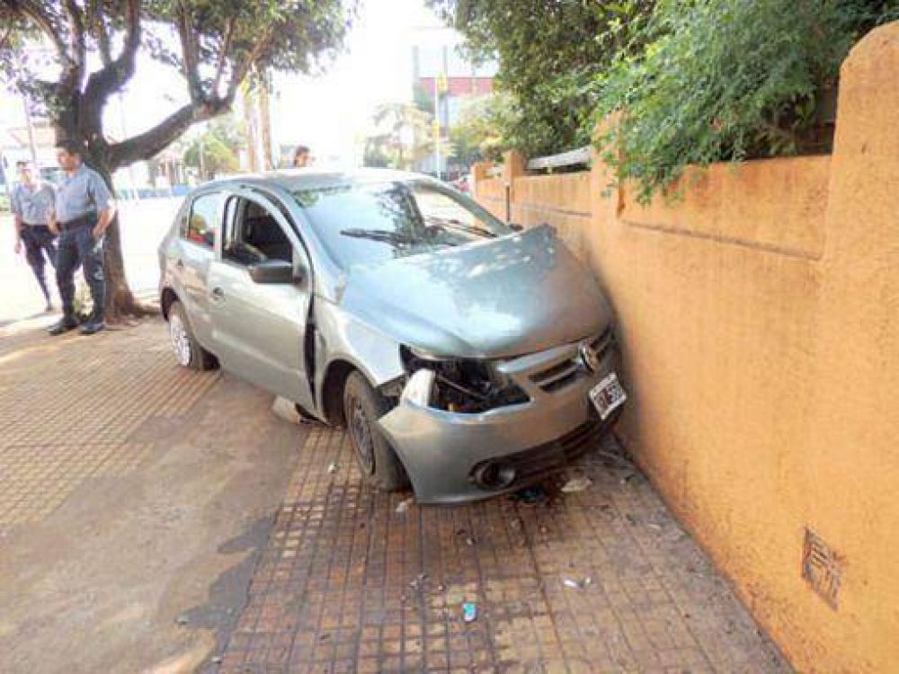 Conduc�a ebrio, choc� y se salv� de milagro