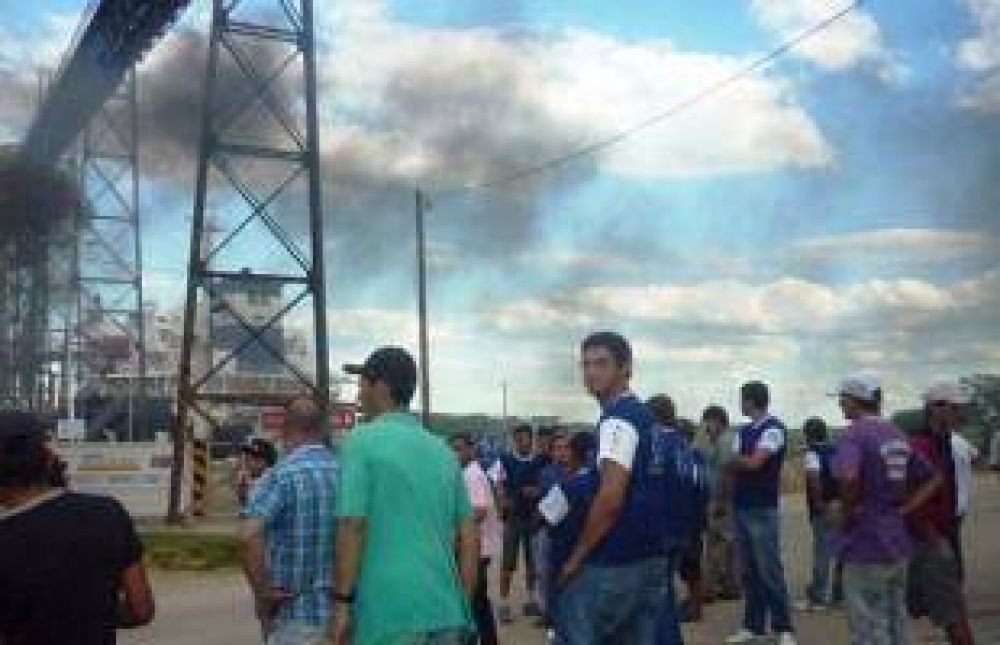 Manifestaci�n en Terminal Puerto San Pedro: "Dejaron sin trabajo a 40 compa�eros"