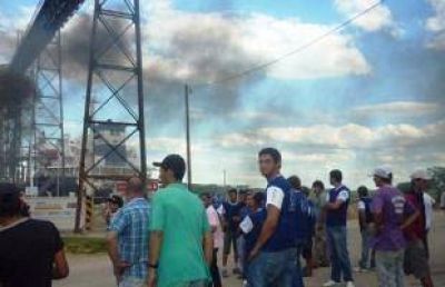 Manifestaci�n en Terminal Puerto San Pedro: "Dejaron sin trabajo a 40 compa�eros"