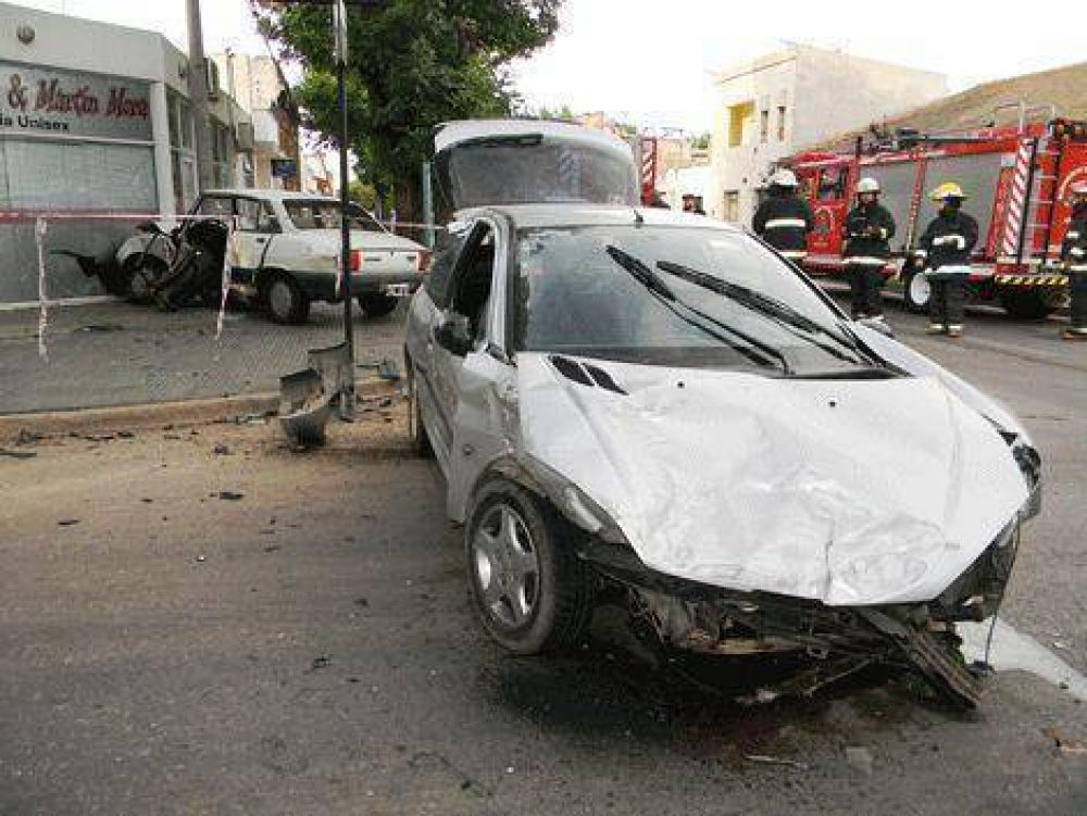 Violento choque en Chacabuco y Miguel Calder�n