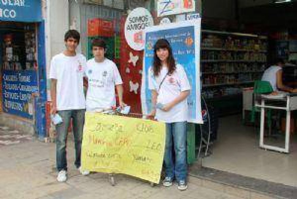 Colecta de alimentos del Club Leo Yanasu 