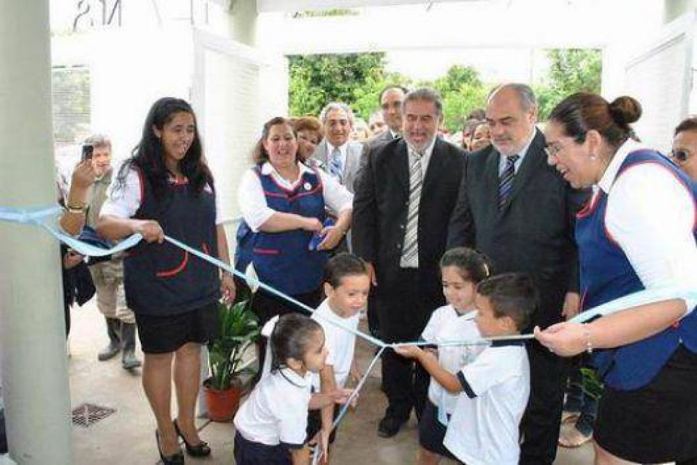 Festejo con inauguraci�n y convenios para obras