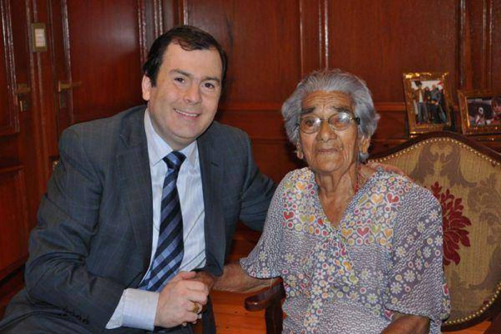 El Gobernador recibi� a una mujer de 101 a�os 
