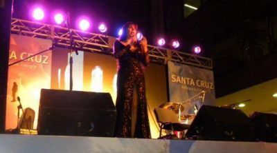Exitosa participaci�n de la Casa de Santa Cruz en la noche de las provincias