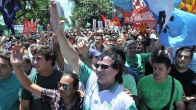 Piquetes y agresiones potenciaron la huelga