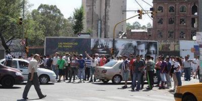 En C�rdoba, los piquetes marcaron el ritmo de un paro parcial