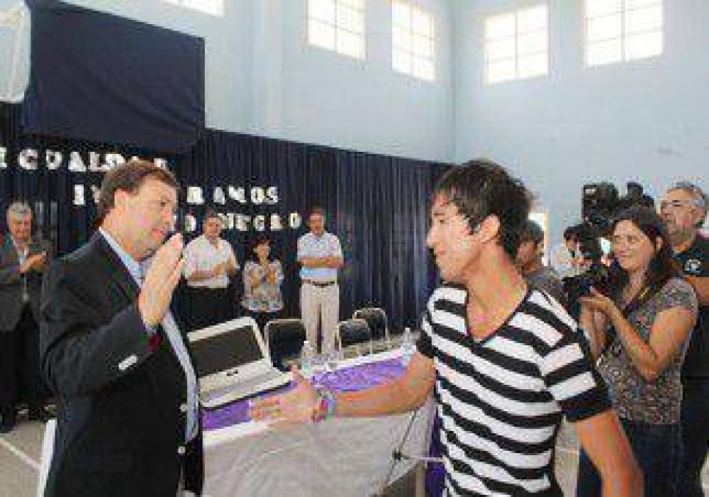 Entregaron m�s de 420 netbooks a estudiantes y docentes del CEM 120 