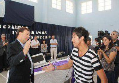 Entregaron m�s de 420 netbooks a estudiantes y docentes del CEM 120 