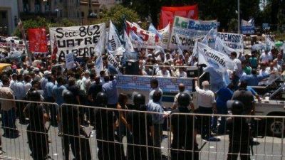 Con cortes de tr�nsito y una masiva marcha a la Plaza, Tucum�n sinti� el paro general   