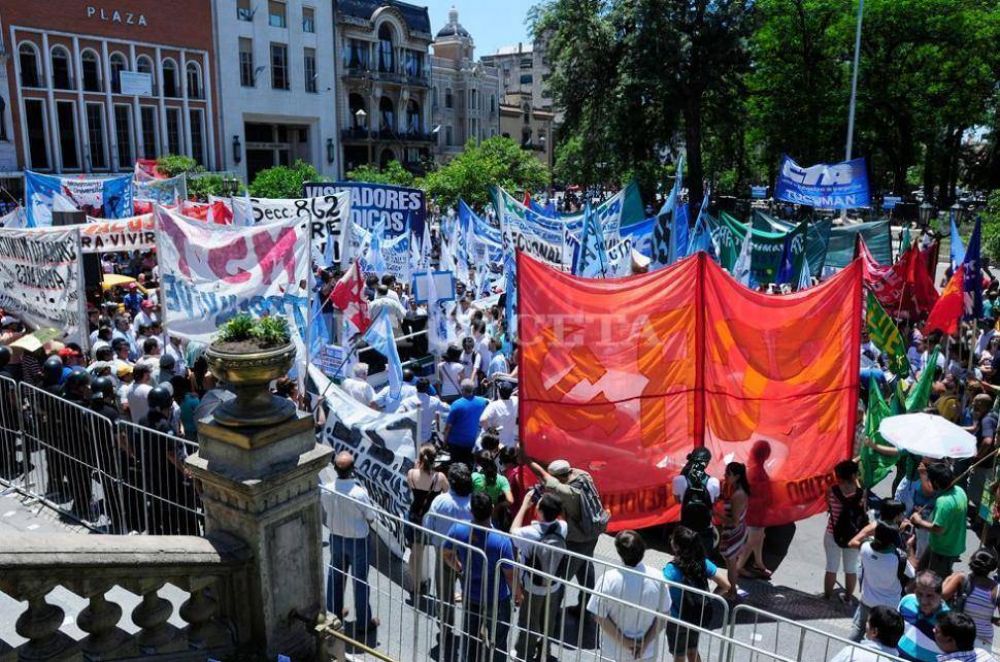 La Plaza Independencia se colm� de sindicatos que adhieren al paro 