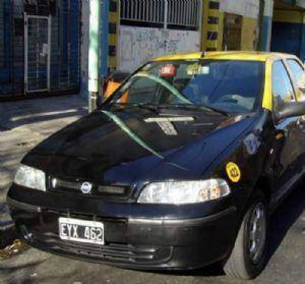 Los taxistas rechazaron la tarifa plana, quieren elevar a $5 la bajada