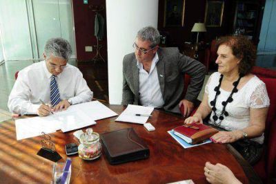 Ni�ez y adolescencia: una pol�tica transversal a todos los ministerios