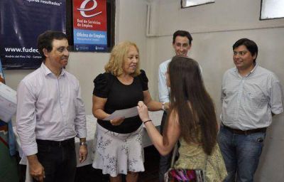 Encabezada por la intendente Giroldi: Entrega de Certificados de los Talleres del Programa de Orientaci�n e Induccion al Mundo del Trabajo