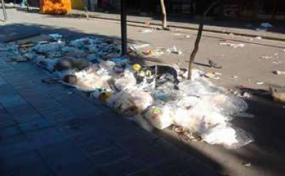 Por el paro, la peatonal se convirti� en un basural 