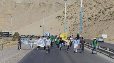 En Comodoro el paro incluy� bloqueos de ruta y movilizaciones
