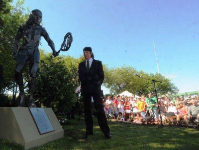 Guillermo Vilas ya tiene su escultura