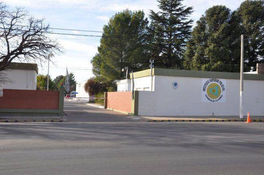 Escuela de Polic�a: �bailan� a un cadete delante de su familia