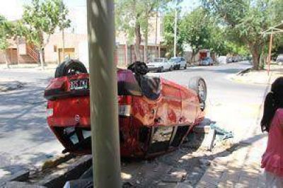 Lo choc� de atr�s un remis y volc�