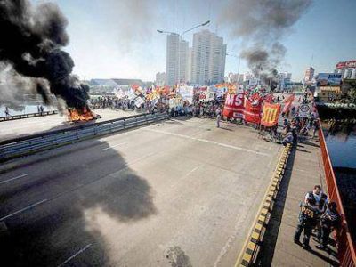 Los piquetes y el temor a incidentes redujeron la actividad laboral en Avellaneda