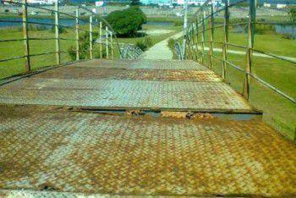 Los puentes peatonales de Mogotes son un peligro