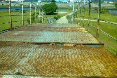 Los puentes peatonales de Mogotes son un peligro