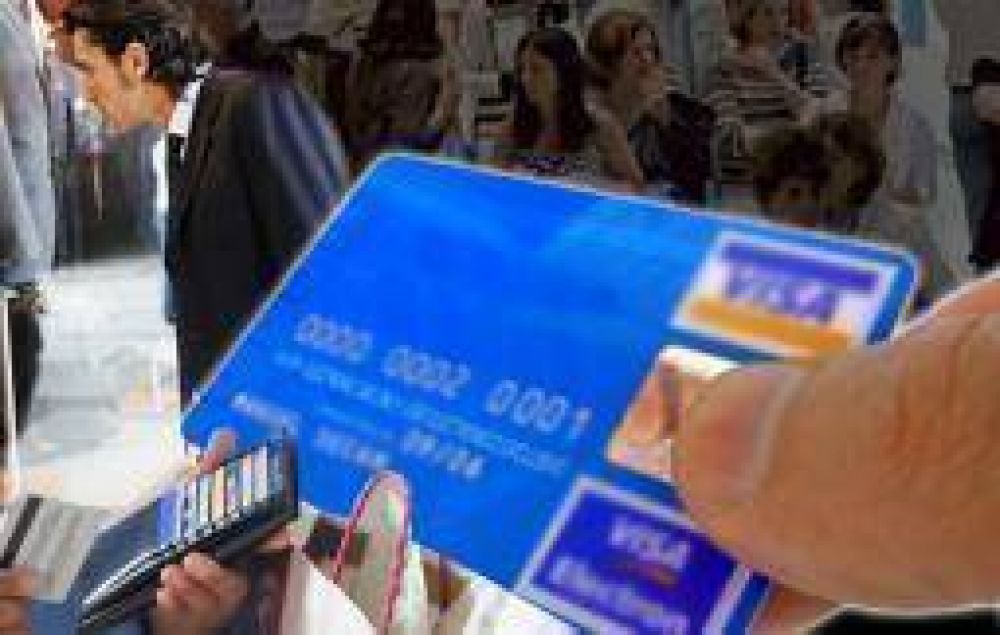 Crece el uso de tarjetas para financiar y pagar gastos corrientes 
