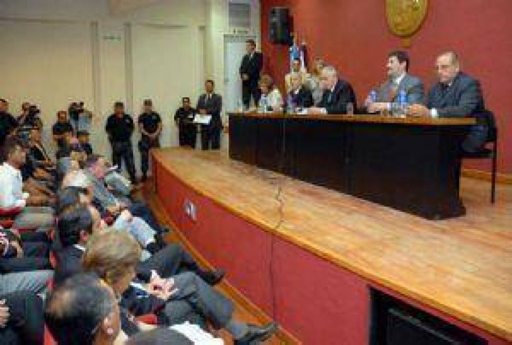 Represi�n en el Sur: ordenan la detenci�n de 35 polic�as y militares 