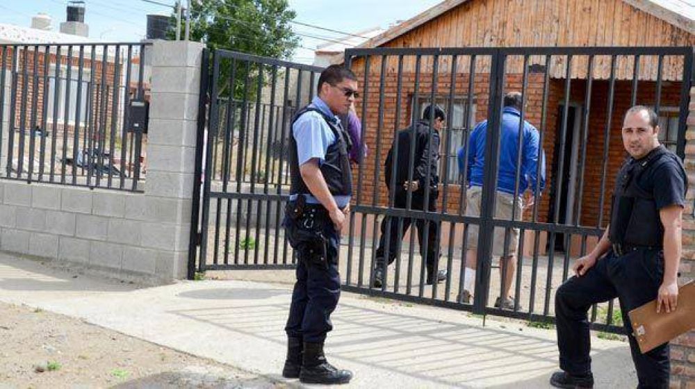 Roban vivienda y balean al propietario