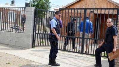 Roban vivienda y balean al propietario