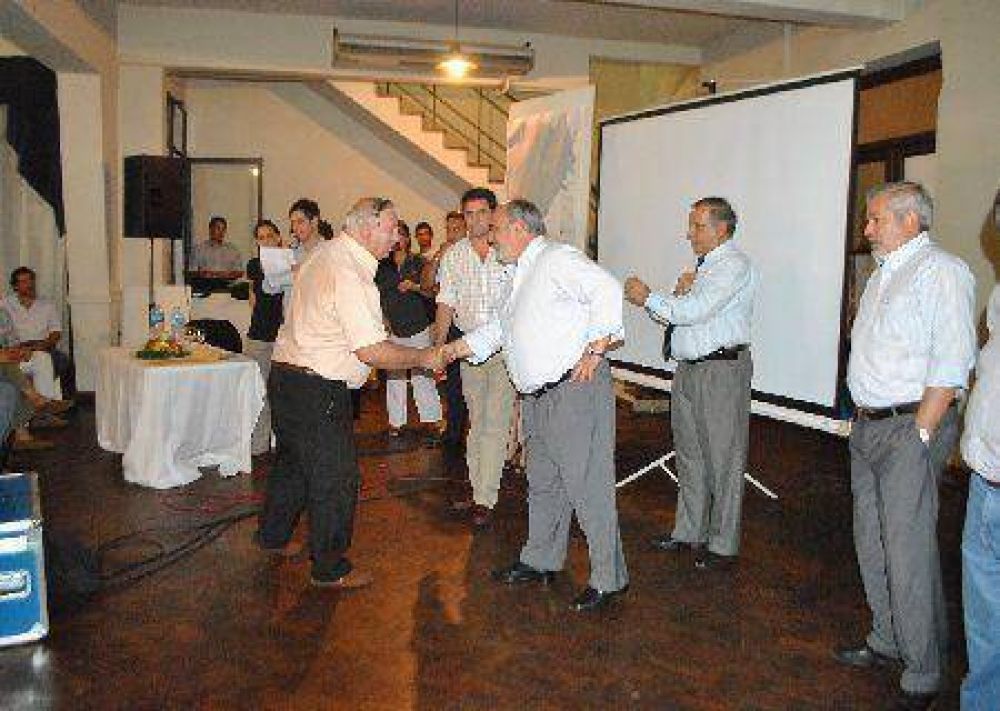Santo Tom�: Colombi entreg� subsidios a Yerbateros de la zona