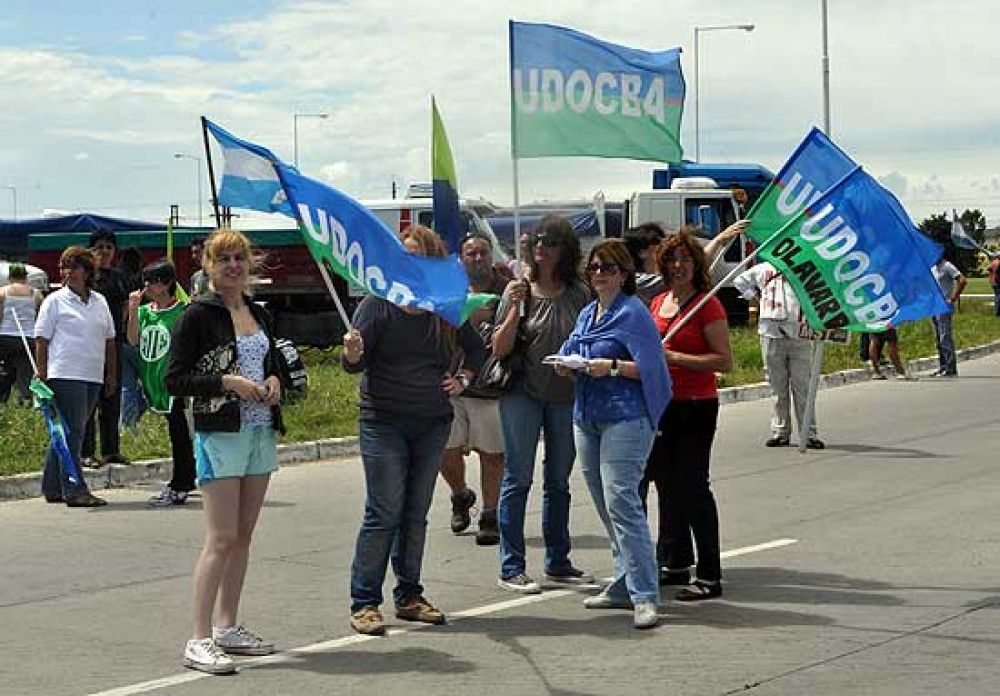 Sindicatos y organizaciones sociales de Olavarra se manifestaron en la ruta por el 20N